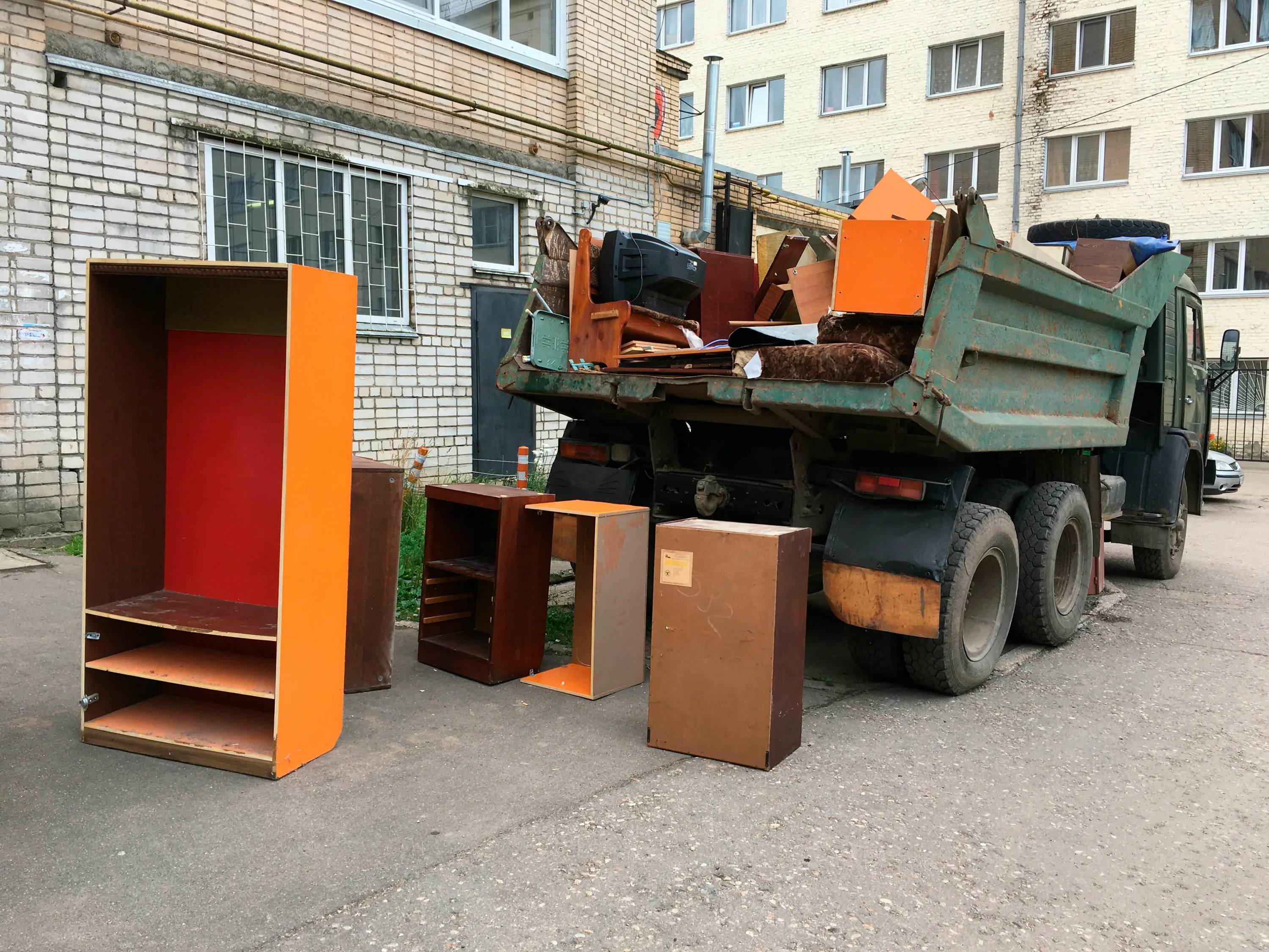 Утилизация старой мебели с вывозом и разбором в Волгограде в октябре