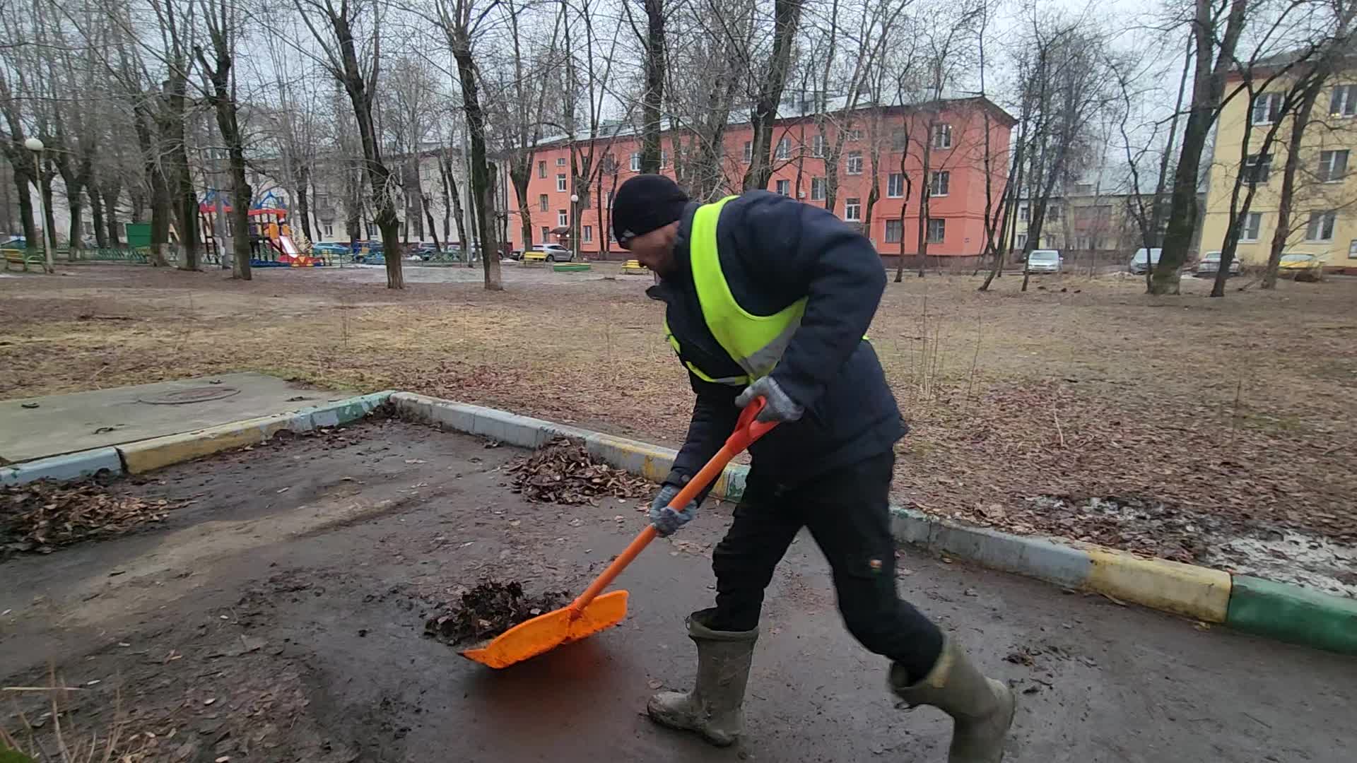 Уборка территорий в Волгограде в октябре