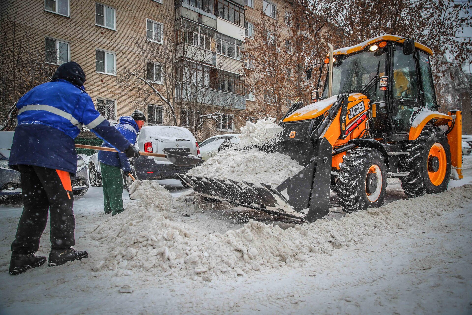 Очистка дворов от снега и наледи в Волгограде — уборка снега, трактор и ручная, цены от 520 руб. | ПроМусор