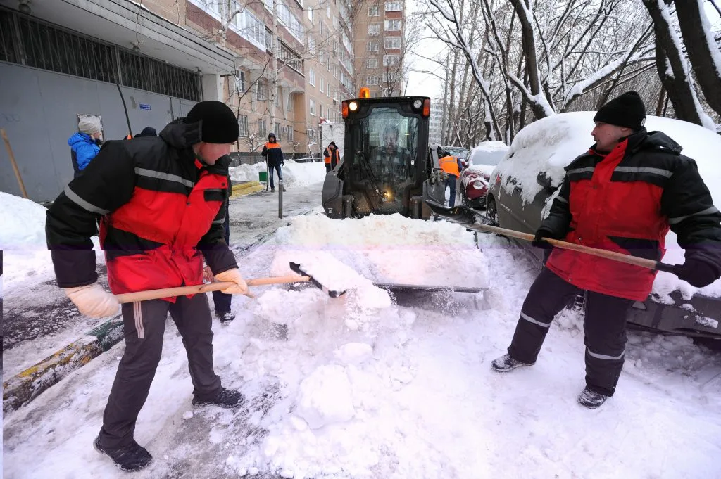 Очистка дворов от снега с гарантией результата в Волгограде в октябре